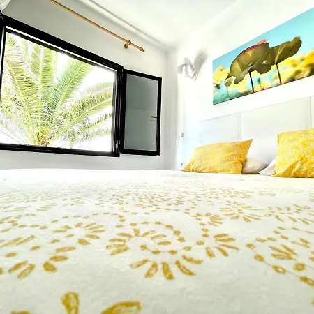Only Adultos With Freewifi, In Front Of The Ocean And In *